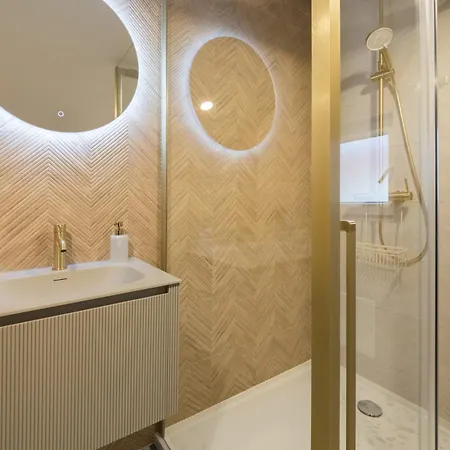 Dimora 2 Bdr With Free Private Parking Apartment